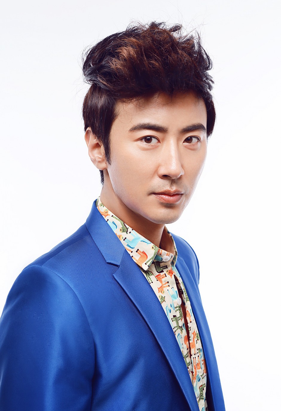 中国演员高梓淇西装帅气写真