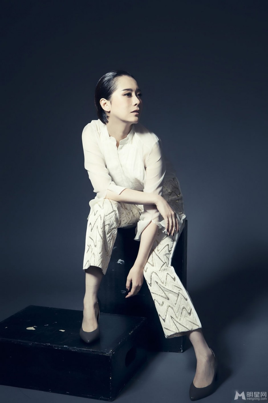 电影明星海清暗色系写真照片