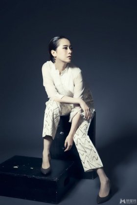 电影明星海清暗色系写真照片