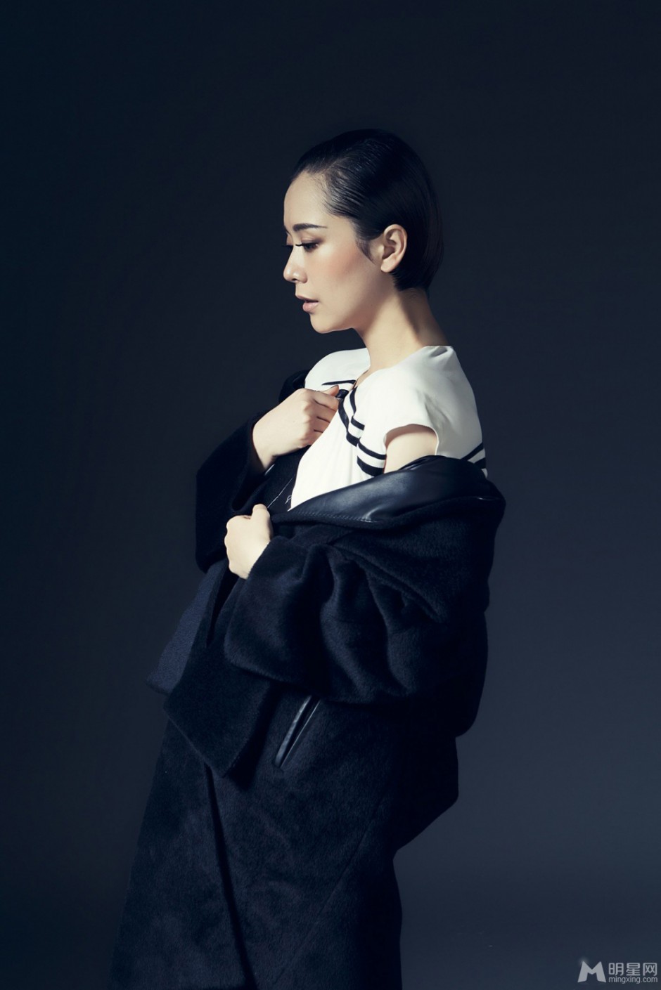 电影明星海清暗色系写真照片