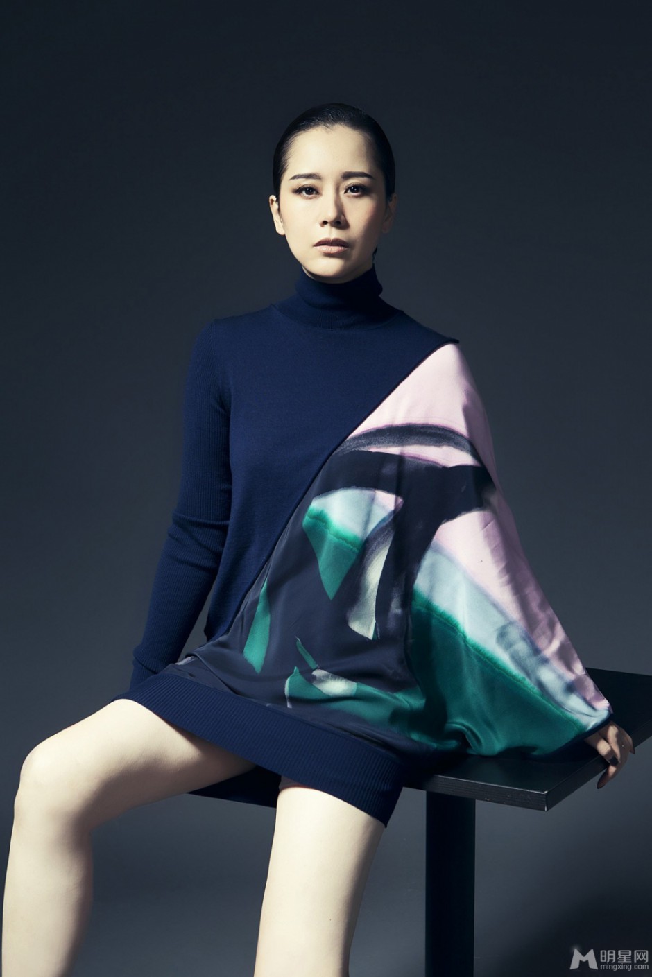 电影明星海清暗色系写真照片