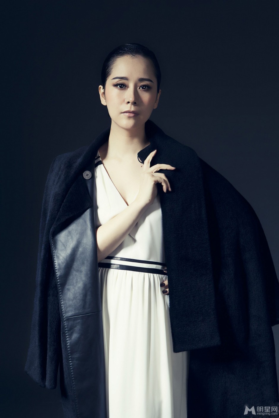 电影明星海清暗色系写真照片
