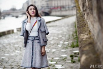 新还珠格格演员秦岚异国街拍