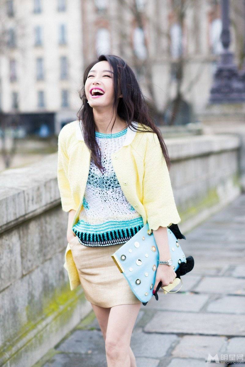 新还珠格格演员秦岚异国街拍