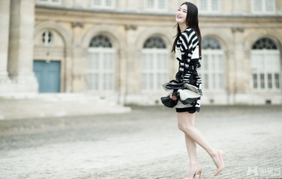 新还珠格格演员秦岚异国街拍