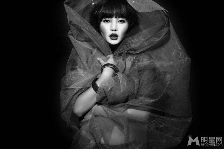 女演员郭艳黑白写真大图