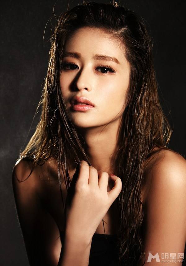 女演员颖儿性感湿身写真图片