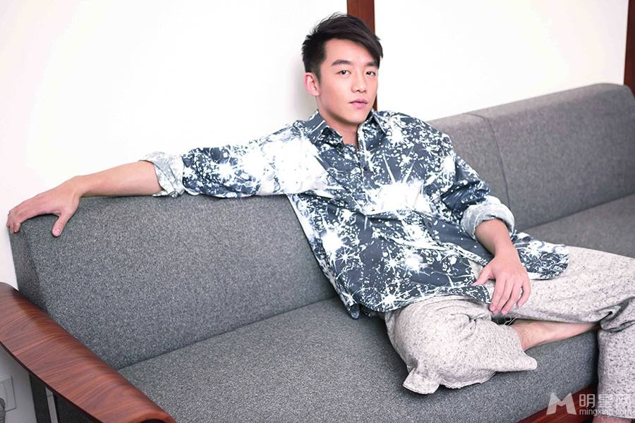 离婚前规则演员郑恺变身时尚暖男