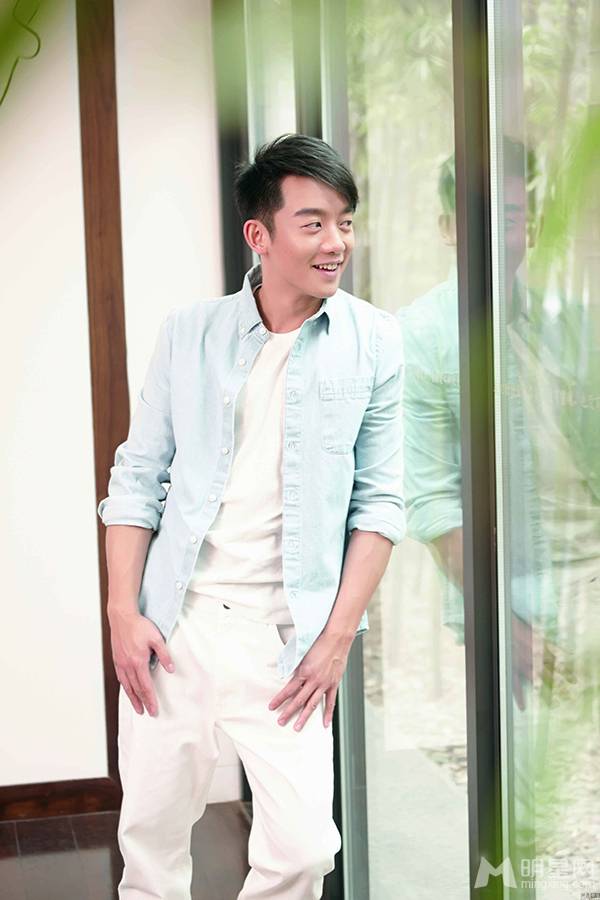 离婚前规则演员郑恺变身时尚暖男