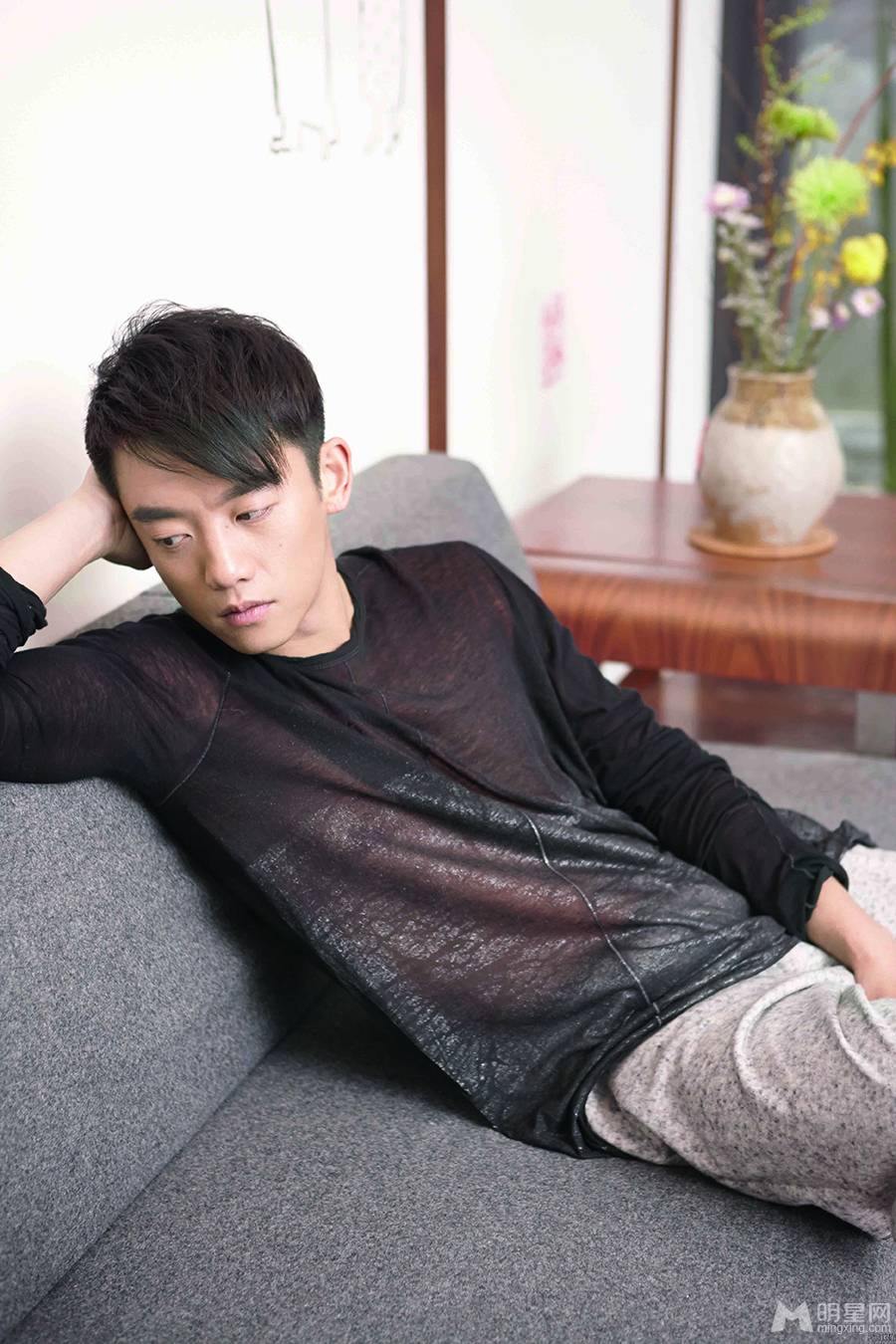 离婚前规则演员郑恺变身时尚暖男