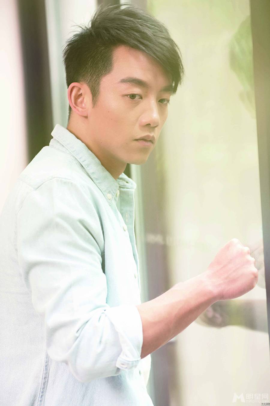 离婚前规则演员郑恺变身时尚暖男