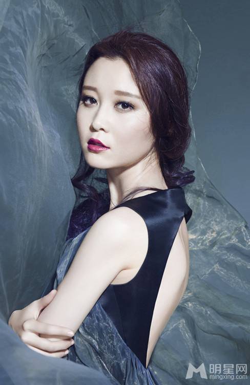 冷艳女星王鸣飞华丽写真图片