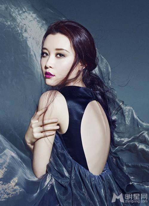 冷艳女星王鸣飞华丽写真图片