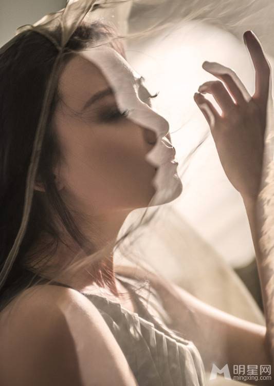 冷艳女星王鸣飞华丽写真图片