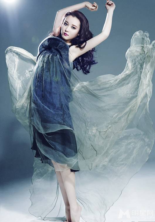 冷艳女星王鸣飞华丽写真图片