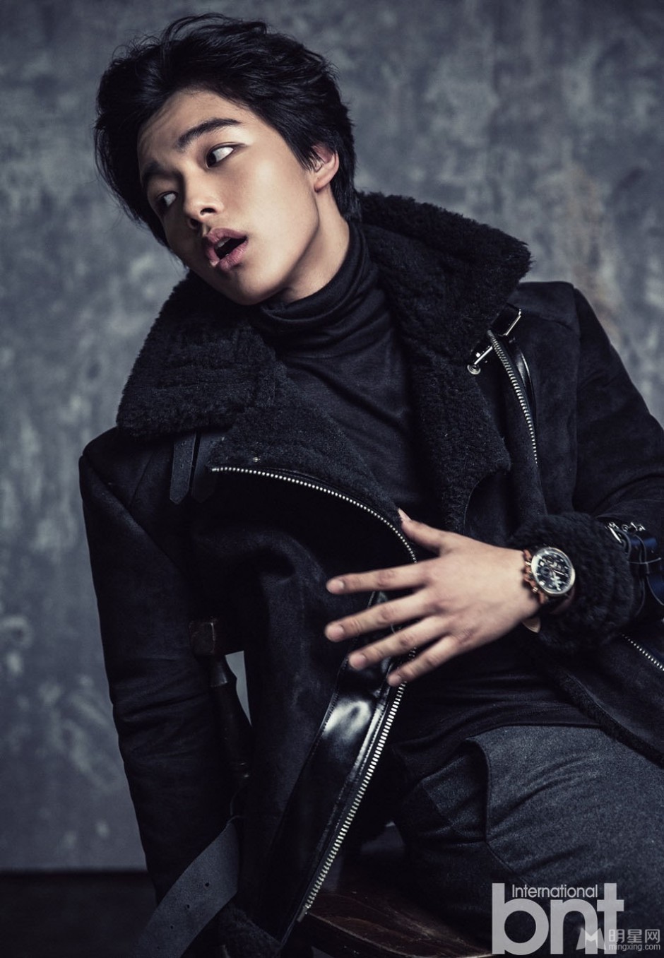 韩国演员吕珍九暗黑系写真照