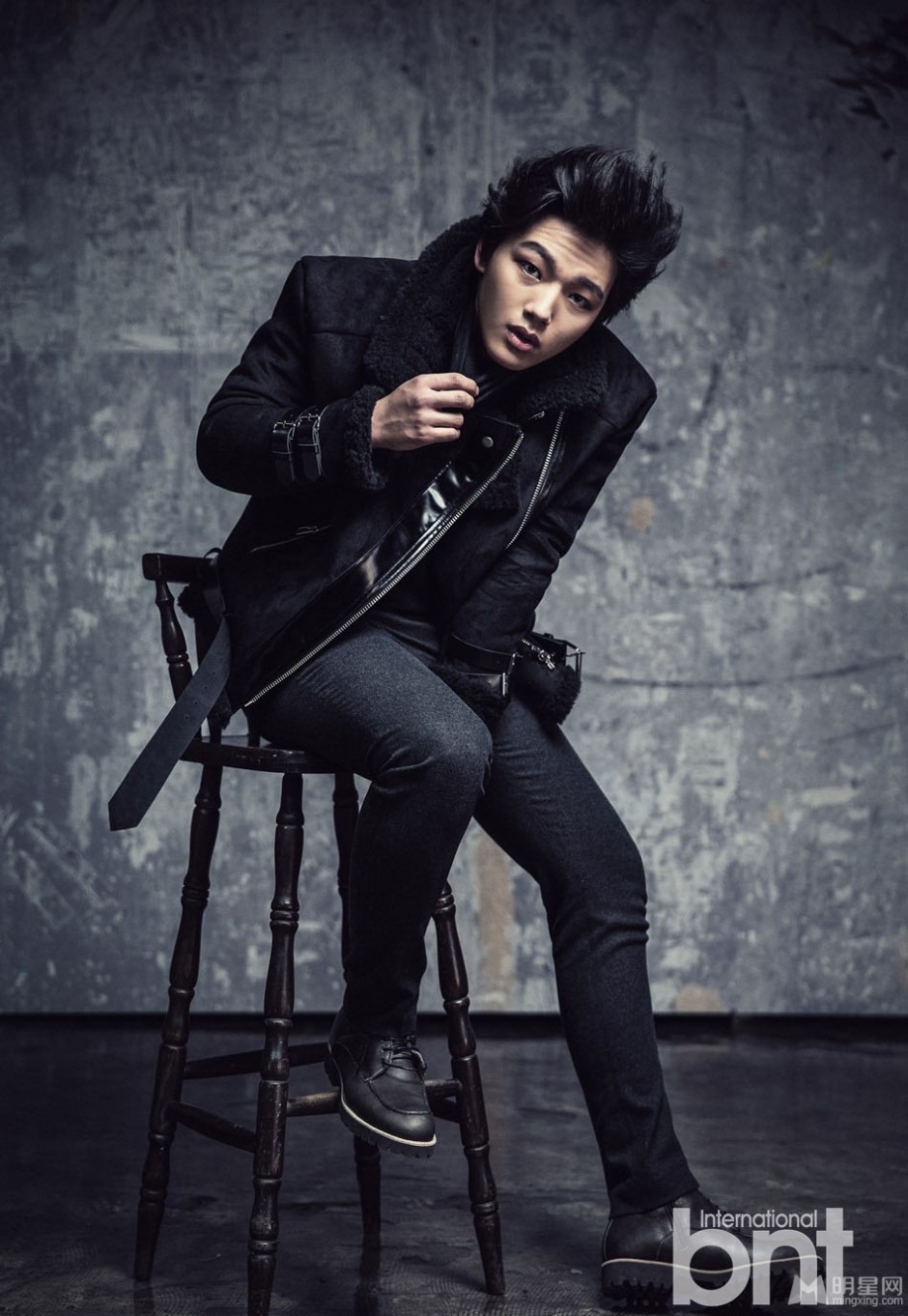 韩国演员吕珍九暗黑系写真照