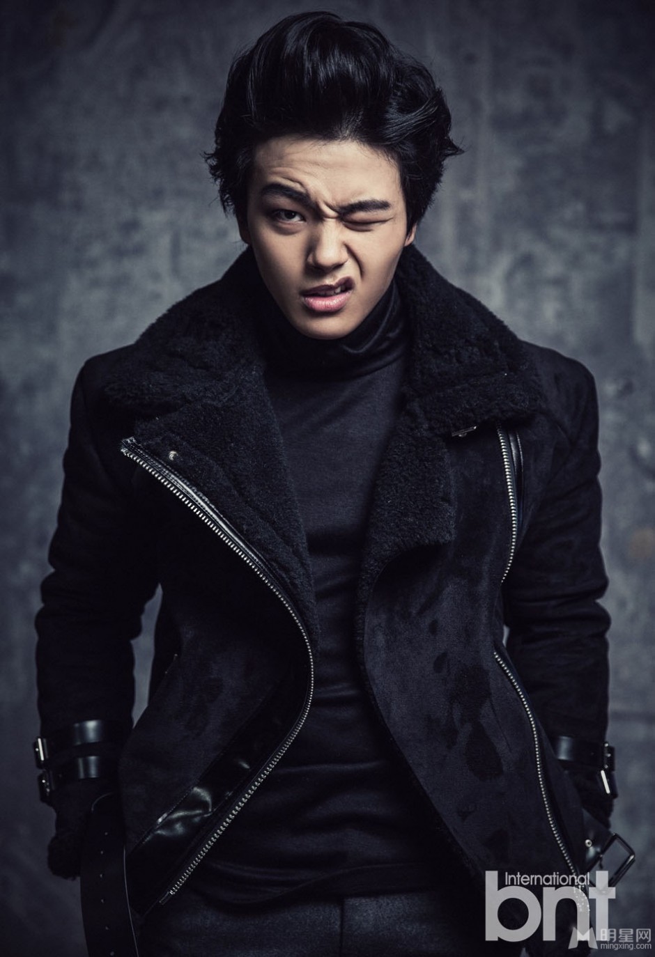 韩国演员吕珍九暗黑系写真照