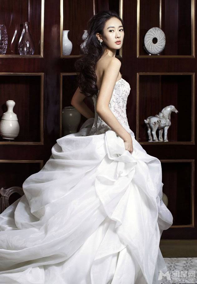 女演员童谣红唇白纱图片