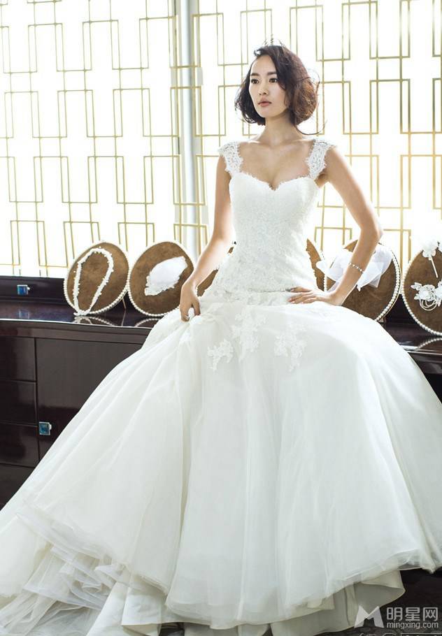 女演员童谣红唇白纱图片