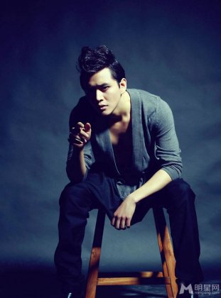 杉杉来了演员黄明暗黑系写真