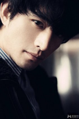 演员张晓晨时尚冷峻写真图片