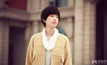 心花路放演员张俪短发美照