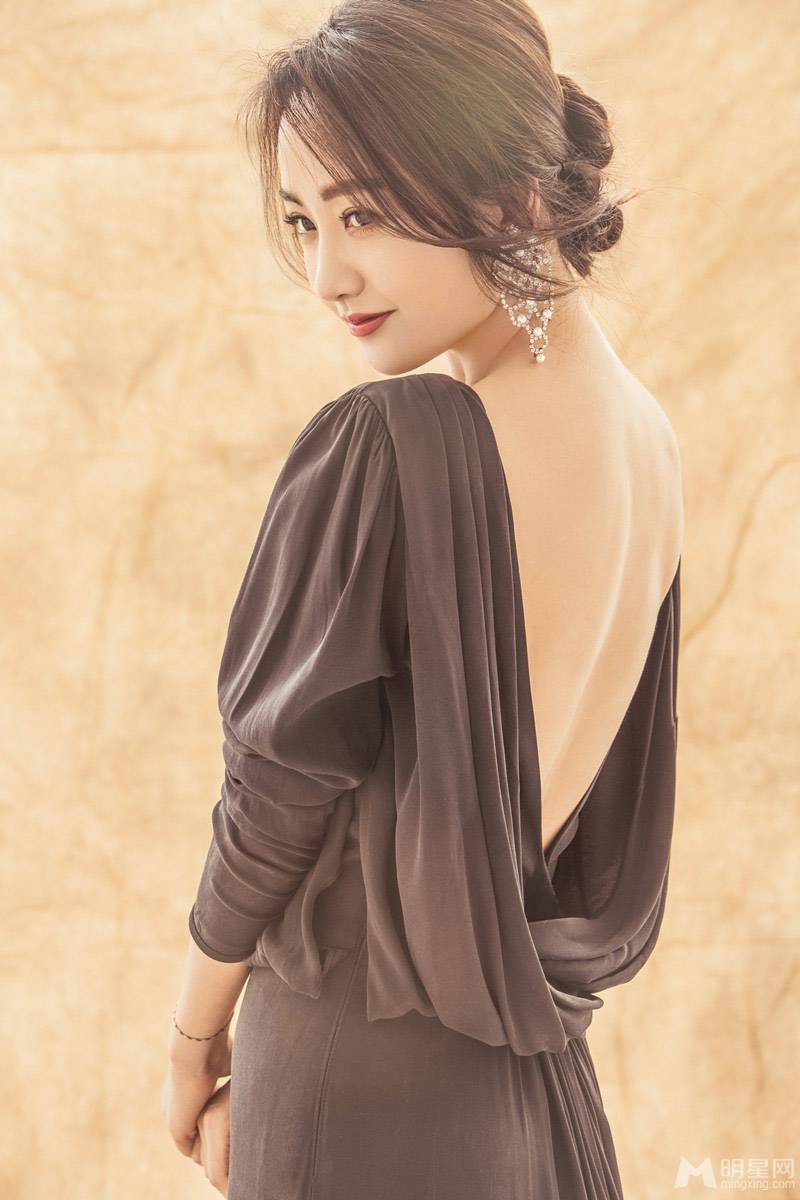 明星杨蓉高清露背写真图片