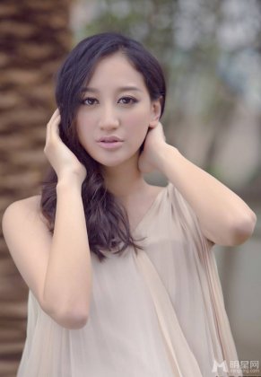 美女曾泳醍初夏户外写真照片