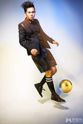 孙子涵变身足球王子帅气写真