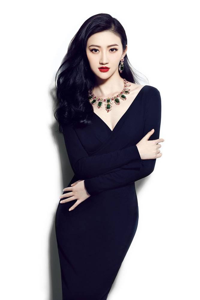 大唐荣耀演员景甜优雅长裙出镜