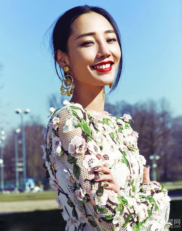 女星白百合复古红唇写真