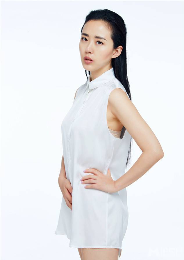 颜丹晨性感白衬衫写真