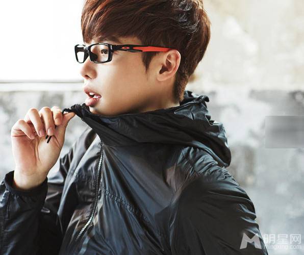 韩国男演员李钟硕帅气写真