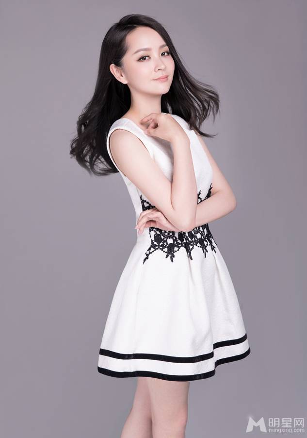 孤芳不自赏演员邓莎时尚优雅写真