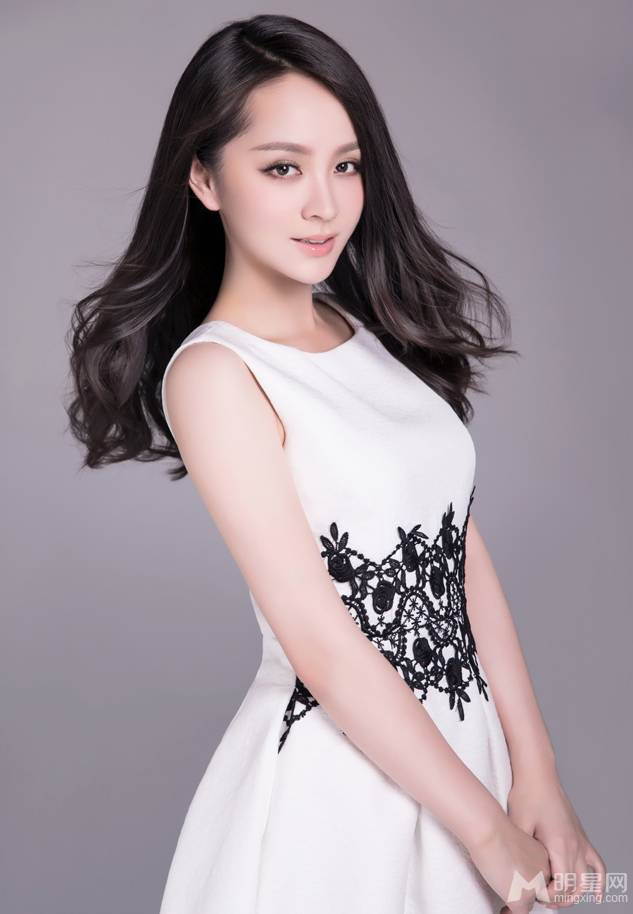 孤芳不自赏演员邓莎时尚优雅写真