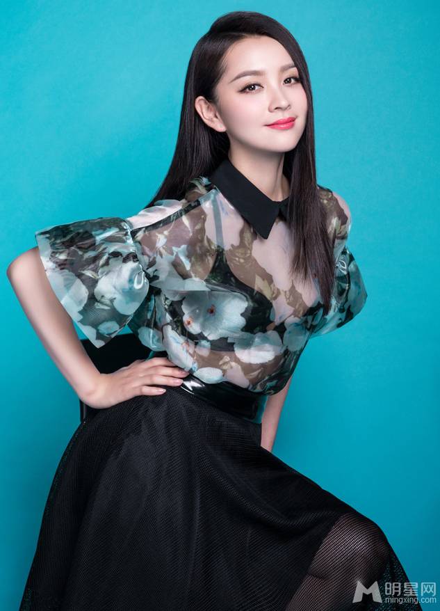 孤芳不自赏演员邓莎时尚优雅写真