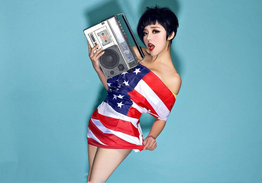 房程程欧美风写真性感红唇装俏皮可爱