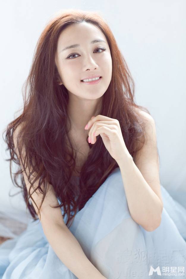 演员李依晓演绎百变风格魅力写真