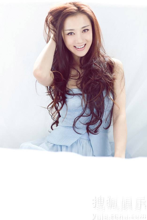 演员李依晓演绎百变风格魅力写真