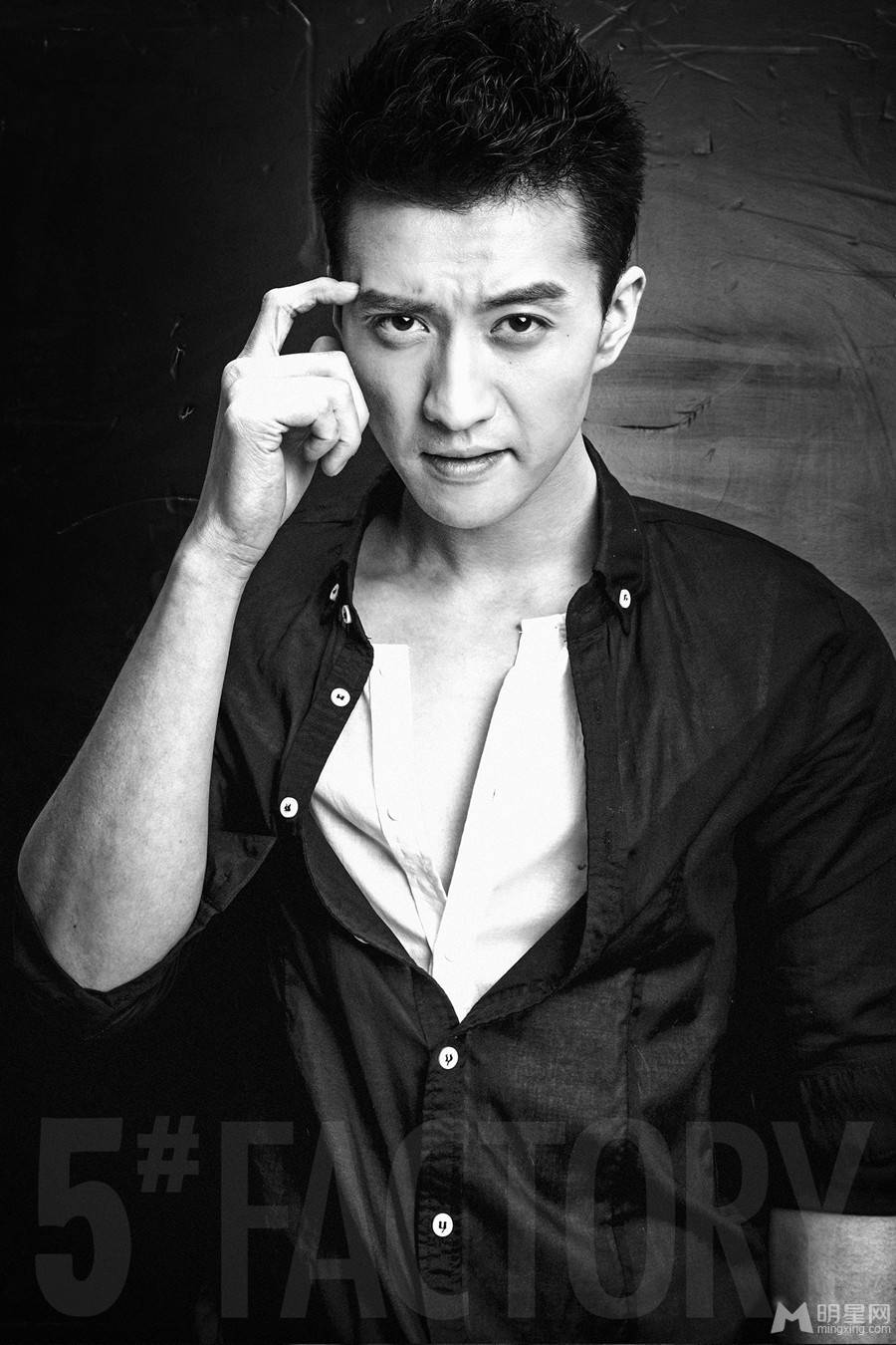 中国男明星高仁最新黑白写真照