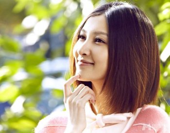 演员王倩一可爱小清新户外图片