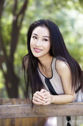 中国清新气质女星朱子岩初秋户外写真