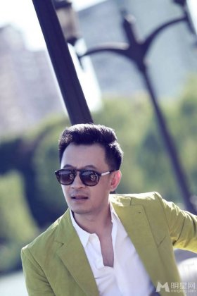 男明星黄海波时尚西装街拍照