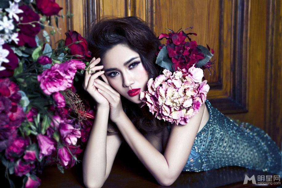 中戏校花王熙然红唇冷艳写真