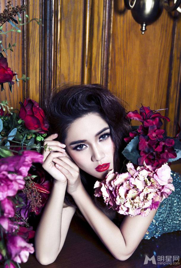 中戏校花王熙然红唇冷艳写真