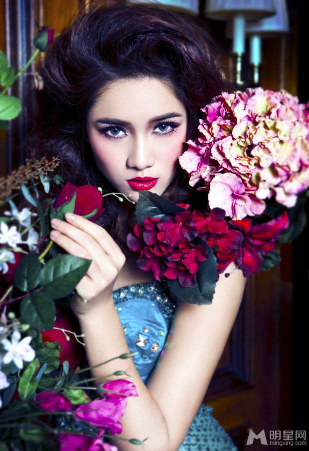 中戏校花王熙然红唇冷艳写真