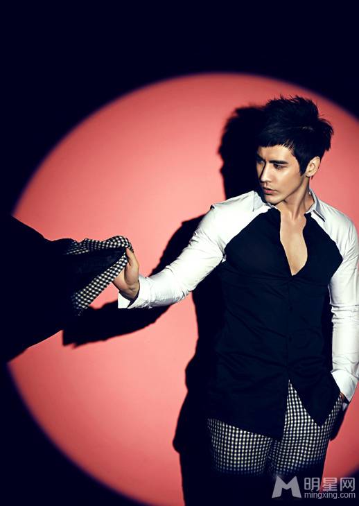 大陆男明星张伦硕帅气写真照片