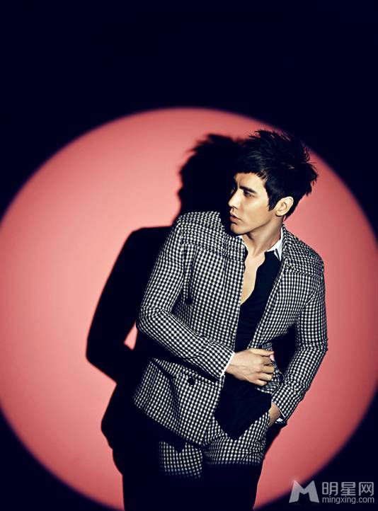 大陆男明星张伦硕帅气写真照片