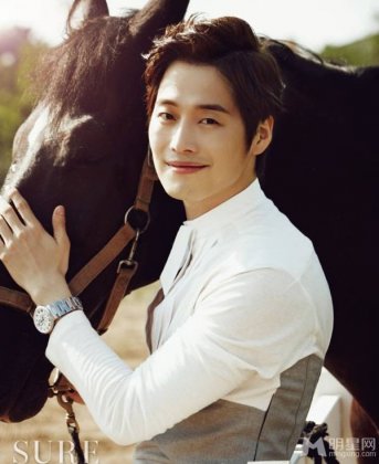 韩国演员金载沅时尚户外写真